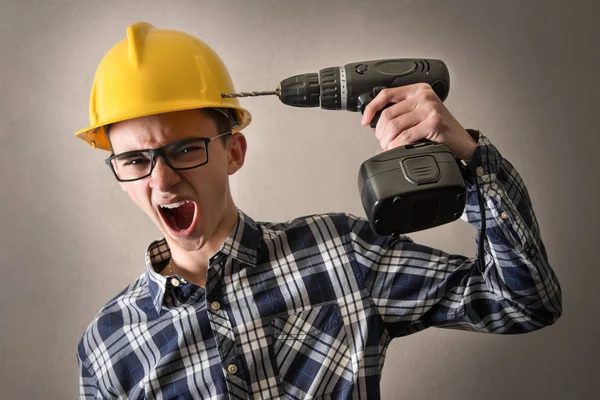 Bauarbeiter simuliert Erschießung mit Bohrer — Stockfoto
