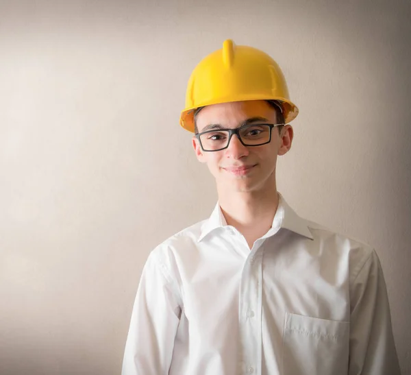 Jonge man met in hoofd beschermende helm — Stockfoto