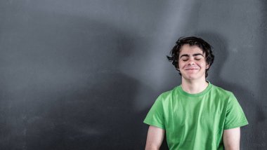 küçük çocuk gülümseyen memnun