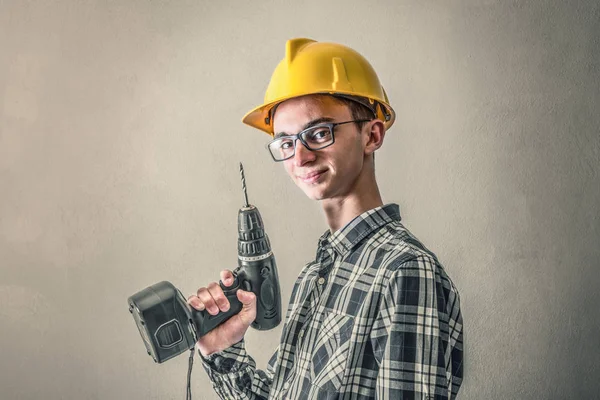 Jongeman werknemer met boor — Stockfoto