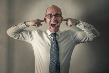 Parmaklarıyla kulaklarını çığlık Yöneticisi vurguladı