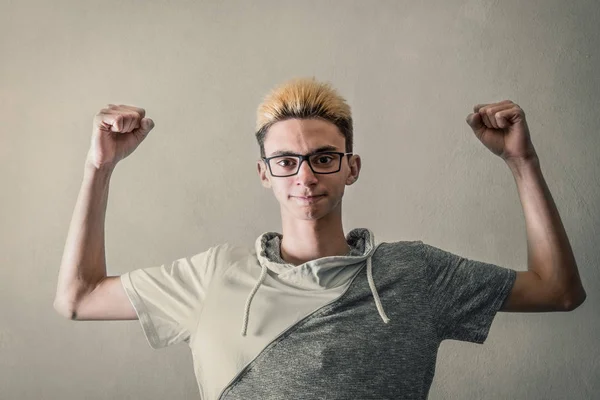 Молодой человек показывает мускулы — стоковое фото
