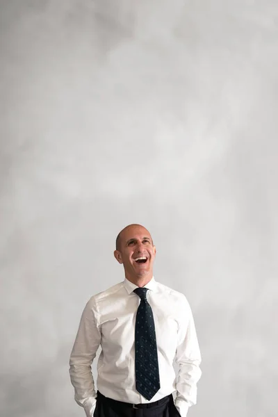 Hombre de negocios mirando sonriendo —  Fotos de Stock