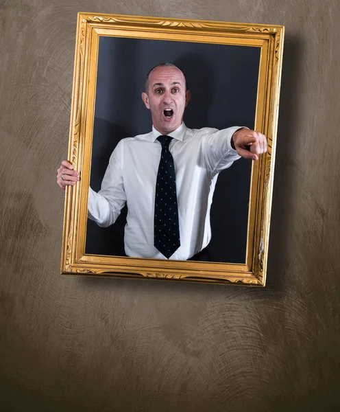 Egy kép lóg a falon, üzletember — Stock Fotó
