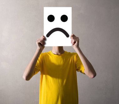 Üzücü bir sayfa tutan kişi