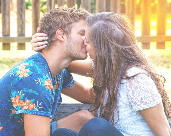 年轻夫妇热情地亲吻 — 图库照片