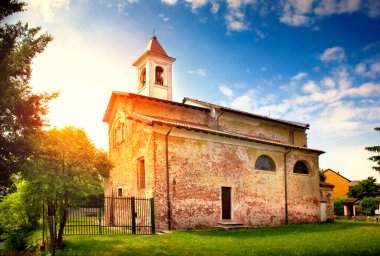 Eski bir ortaçağ kilise görünümünü