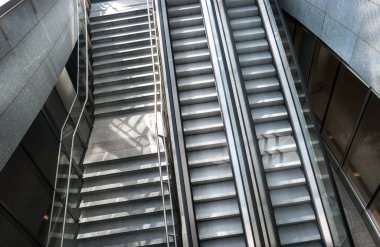 Alışveriş merkezinde yürüyen merdiven.