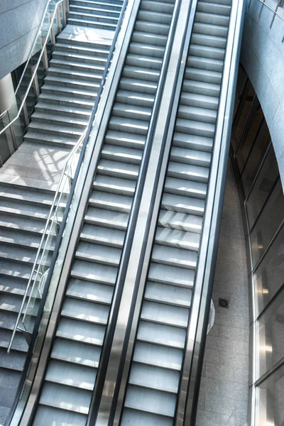 Escaleras mecánicas en el centro comercial — Foto de Stock