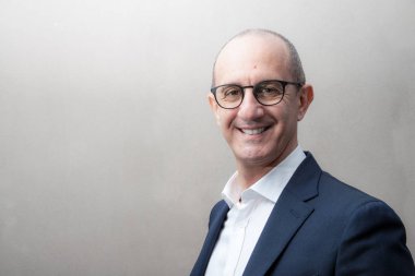 Gülümseyen iş adamı güvenilir görünüyor