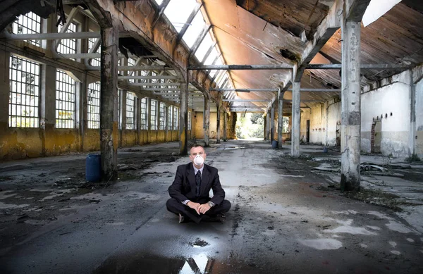 Hombre de negocios con máscara en fábrica abandonada — Foto de Stock