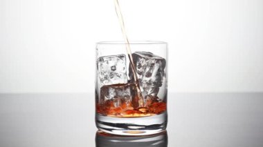 Bardakta buzlu kokteyl.