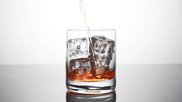 在杯子里倒入冰块的鸡尾酒 — 图库视频影像