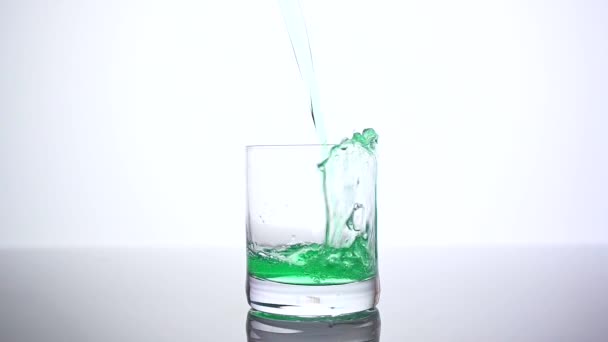 Glas Gefüllt Mit Einem Grünen Cocktail — Stockvideo