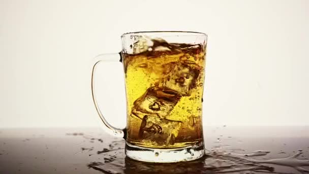 Cubo Gelo Caindo Copo Cerveja — Vídeo de Stock