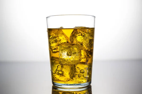 Copo Bebida Amarela Com Cubos Gelo — Fotografia de Stock