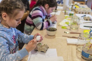 Paskalya, kız yumurta boyuyor, kız renkli boya çiziyor, paskalya yumurtası boyuyor..
