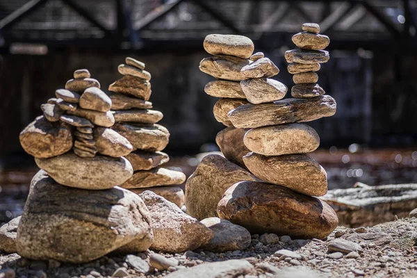 Chiudere in un letto di fiume. Pila di ciottoli. Bilanciamento su uno sfondo fluviale. Rocce impilate — Foto Stock