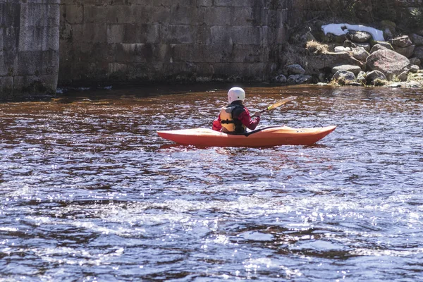 Femme sur le kayak.Femme sur la rive de la rivière se reposent versant l'eau des bateaux, transportant le kayak à la rivière.Une vue sur le sport est le kayak . — Photo