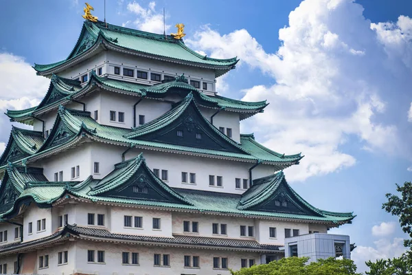 Mavi gökyüzündeki güzel Japon kalesi. Eski çağlardan kalma kalıntılar. Japon kalesi.