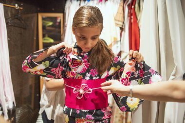 Güzel bir kız bir kimono içinde. Kimono giydiği geleneksel kıyafet olduğunu Japan.European kız kimono içinde popüler.