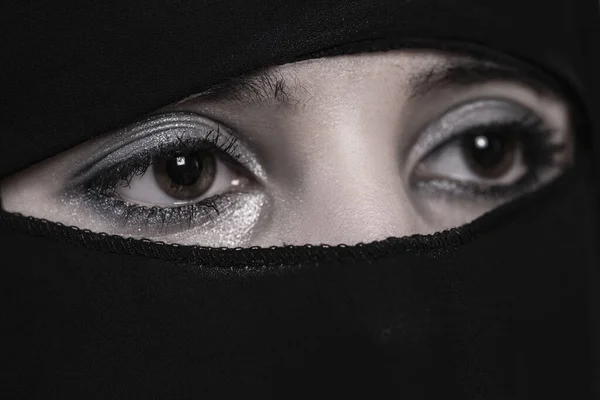 Unga arabiska kvinnan i hijab. Arabisk flicka närbild. Ögon av arabisk flicka. — Stockfoto