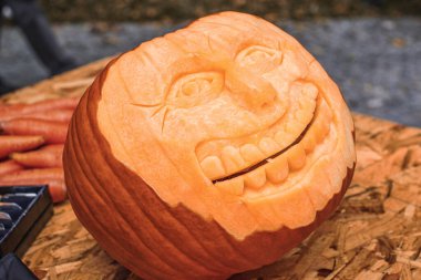 Cadılar Bayramı balkabaklarını kesme süreci. Cadılar Bayramı hazırlığı.