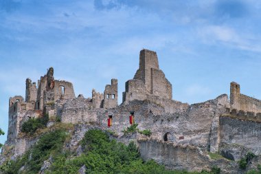 Beckov 'un antik kalesi. Slovakya antik harabeleri. Tematin Kalesi kalıntıları, Slovakya Cumhuriyeti, Avrupa. Seyahat güzergahı. Backov Kalesi, Nove Mesto Nad Vahom yakınlarındaki Beckov köyü, Slovakya