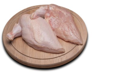 Tahtada çiğ tavuk eti. Taze tavuk eti. Tahta bir kanatlı taze tavuk filetosu. Sağlıklı beslenme. Chiken üstünlüğü..