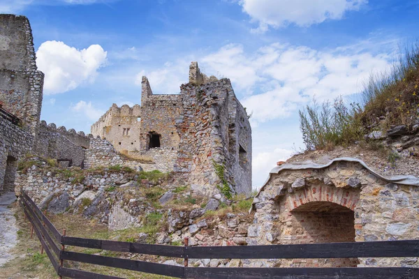 The ancient castle of Beckov. Slovak ancient ruins.Tematin castle ruins, Slovak republic, Europe. Travel destination.Backov Castle, village Beckov near Nove Mesto nad Vahom, Slovakia — Stock Photo, Image