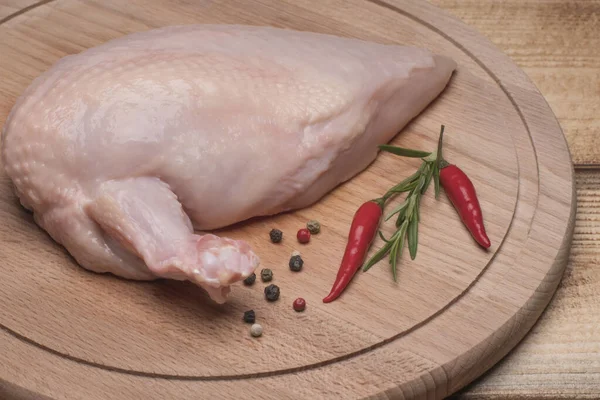 Surowe mięso z kurczaka na drewnianej desce. Świeże mięso z kurczaka. Świeży filet z kurczaka ze skrzydłem na drewnianej desce do krojenia.Zdrowe jedzenie.Chiken najwyższy. — Zdjęcie stockowe