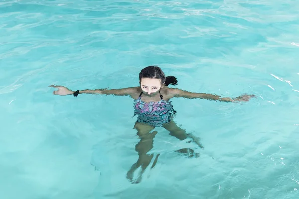 Meisje duik in het zwembad. Gelukkig meisje speelt in de poule. Mooi meisje zwemmen en plezier in het water. Actieve vakantie. — Stockfoto