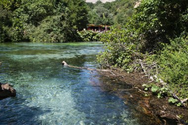 Arnavutluk 'un güneyindeki Mavi Göz, Saranda ve Cirokaster yakınlarında. Bu doğal su kaynağı. Arnavutluk 'ta Mavi Göz adında mavi bir nehir..