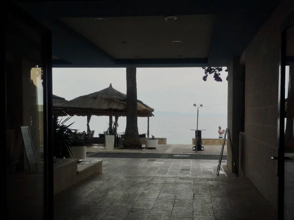 Uitzicht vanuit de lobby van het hotel naar het strand. Uitzicht op zee. — Stockfoto