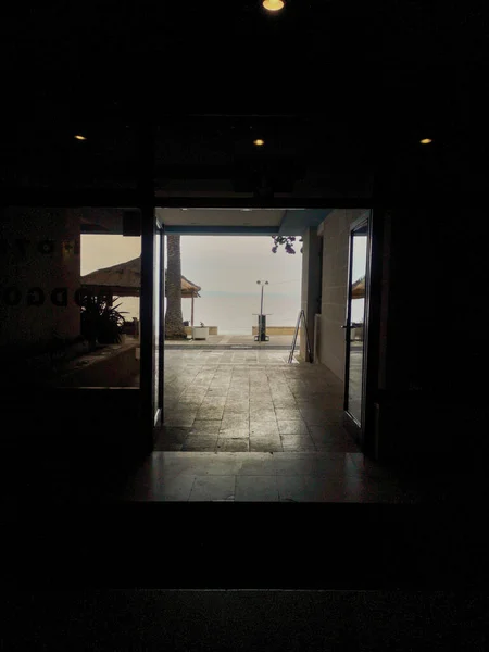 Uitzicht vanuit de lobby van het hotel naar het strand. Uitzicht op zee. — Stockfoto