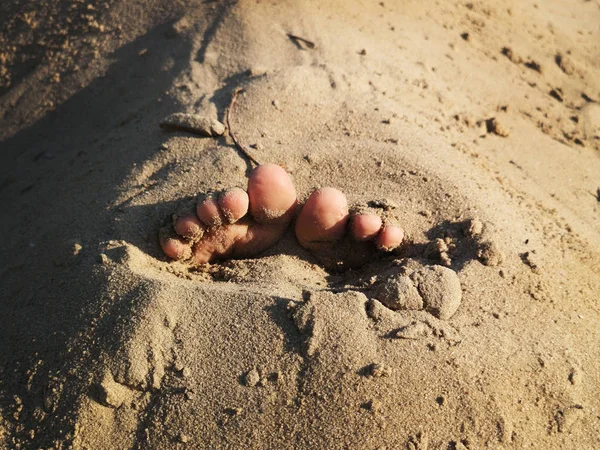 Dedos de bebê na areia. Presos pés de bebê na areia na praia do mar no dia ensolarado — Fotografia de Stock