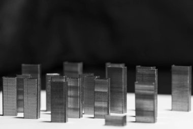 Çok katlı binalar şeklinde metollik zımba bileşimi. Yüksek katlı binaların taklidi. Arka plan, seçici odak.