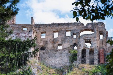 Slovakya Kalesi 'nin güzel manzarası Beckov Kalesi. Lovakya Kalesi Beckov - Panorama