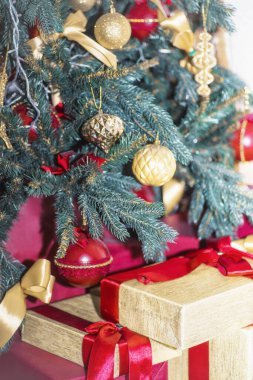 Noel ağacının altında Noel hediyesi. Yeni yıl konsepti. Noel hediyeleri.