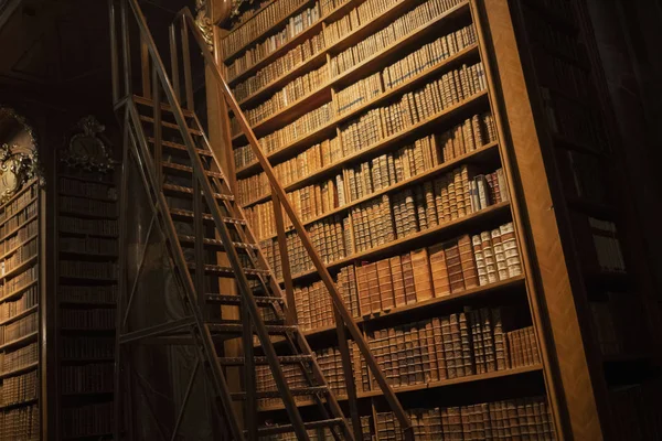 Gamla Stora biblioteket med många hyllor.Stora gamla biblioteket — Stockfoto