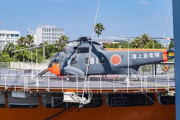 港内の貨物船。港内の貨物箱上のヘリコプター. — ストック写真
