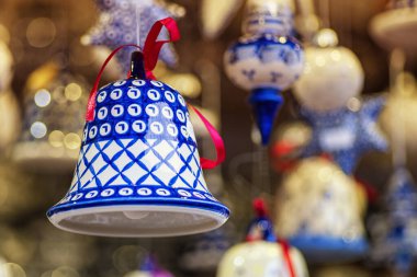 Noel süslemeleri baloları ve Viyana 'daki Noel pazarında satılan diğer çeşitli oyuncaklar, balolar ve ağaç süslemeleri..