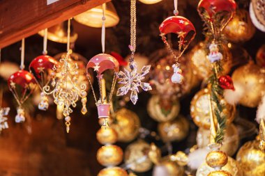 Noel süslemeleri baloları ve Viyana 'daki Noel pazarında satılan diğer çeşitli oyuncaklar, balolar ve ağaç süslemeleri..