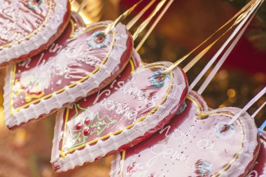 Viyana 'da Noel pazarında satılan kalp şeklinde kurabiyeler. Viyana' daki Noel pazarında tatlı zencefilli kurabiyeler..