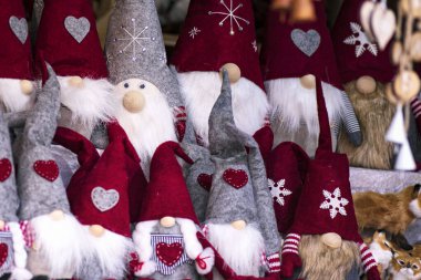 Noel süslemeleri baloları ve Viyana 'daki Noel pazarında satılan diğer çeşitli oyuncaklar, balolar ve ağaç süslemeleri..