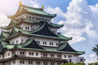 Yeşil çatılı ünlü Japon kalesi. Japonya Nagoya Kalesi, Japonya Kalesi. Yaz günü.