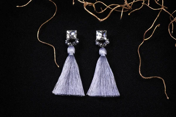 Λευκά σκουλαρίκια σε μαύρο φόντο από κοντινό πλάνο, επιλεκτική εστίαση. Κοσμήματα. Γυναικεία κοσμήματα. — Φωτογραφία Αρχείου