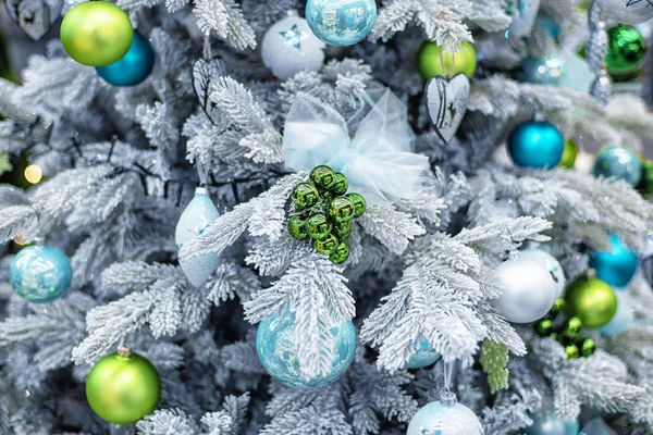 Inredningen på julgranen som nyårs leksakerna hänger på. Xmas koncept. Jul eller nyårskomposition. mjukt selektivt fokus. — Stockfoto