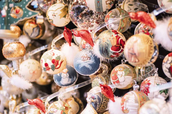 在维也纳圣诞市场上销售的圣诞装饰球和其他杂项玩具、球和树饰. — 图库照片