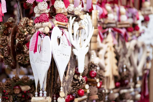 Julpynt bollar och andra diverse leksaker som säljs på julmarknaden i Wien, bollar och julpynt. — Stockfoto